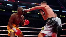 Kanadský boxer Adonis Stevenson inkasuje tvrdý úder od Ukrajince Olexandera... Kanadský boxer Adonis Stevenson inkasuje tvrdý úder od Ukrajince Olexandera...