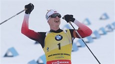 Johannes Thingnes Bö slaví v cíli závodu s hromadným startem v Novém Mst na...
