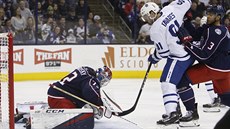 John Tavares z Toronta překonává brankáře Columbusu Sergeje Bobrovského. John Tavares z Toronta překonává brankáře Columbusu Sergeje Bobrovského.