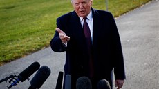 Donald Trump odpovídá reportérům na otázky nedaleko Bílého domu. (listopad 2018) Donald Trump odpovídá reportérům na otázky nedaleko Bílého domu. (listopad 2018)