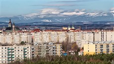 Hradec Králové a Krkonoše se Sněžkou i Černou horou v pozadí. Hradec Králové a Krkonoše se Sněžkou i Černou horou v pozadí.