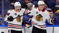 Finský obránce Henri Jokiharju (vpravo) se objímá s hvězdou Chicago Blackhawks... Finský obránce Henri Jokiharju (vpravo) se objímá s hvězdou Chicago Blackhawks...
