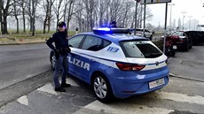 Italská policie na místě střetu mezi fanoušky Interu Milán a Neapole. Italská policie na místě střetu mezi fanoušky Interu Milán a Neapole.