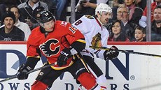 Blair Jones (vlevo) v dresu Calgary. Blair Jones (vlevo) v dresu Calgary.