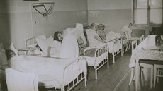 Nedatovaný historický snímek pacientů v jednom z pokojů prostějovské nemocnice. Nedatovaný historický snímek pacientů v jednom z pokojů prostějovské nemocnice.