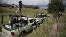 Ochranka kontroluje nelegální vrt v potrubí patřícím ropné společnosti Pemex,... Ochranka kontroluje nelegální vrt v potrubí patřícím ropné společnosti Pemex,...