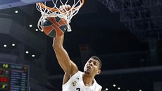 Edy Tavares z Realu Madrid smeuje proti Panathinaikosu.