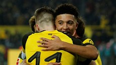 Dortmundští fotbalisté slaví gól proti Mönchengladbachu. Čelem střelec Jadon... Dortmundští fotbalisté slaví gól proti Mönchengladbachu. Čelem střelec Jadon...