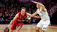 Petteri Koponen (vlevo) z Bayernu Mnichov útoí kolem Fabiena Causeura z Realu...