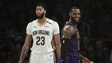 LeBron James (vpravo) z LA Lakers se usmívá, překonal Anthonyho Davise a jeho... LeBron James (vpravo) z LA Lakers se usmívá, překonal Anthonyho Davise a jeho...