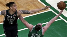 D. J. Wilson (5) z Milwaukee se snaí zastavit bostonského Gordona Haywarda.