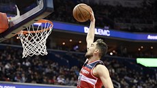 Tomáš Satoranský z Washingtonu smečuje do koše Phoenixu. Tomáš Satoranský z Washingtonu smečuje do koše Phoenixu.
