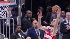 Tomáš Satoranský z Washingtonu stahuje míč při doskoku. Tomáš Satoranský z Washingtonu stahuje míč při doskoku.