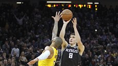 KRÁL VEČERA. Bogdan Bogdanovič (8) ze Sacramenta střílí vítěznou trojku proti... KRÁL VEČERA. Bogdan Bogdanovič (8) ze Sacramenta střílí vítěznou trojku proti...