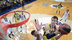 Jan Veselý (vpravo dole) z Fenerbahce Istanbul zakonuje pes Edyho Tavarese z...