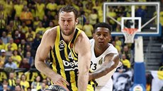 Nicolo Melli (u míe) z Fenerbahce Istanbul unikl Treyi Thompkinsovi z Realu...