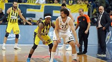 Bobby Dixon (35) z Fenerbahce Istanbul brání Sergia Llulla z Realu Madrid.