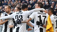 Fotbalisté Juventusu slaví gól Cristiana Ronalda. Fotbalisté Juventusu slaví gól Cristiana Ronalda.