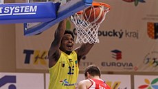 Javonte Douglas z Olomoucka smeuje do pardubického koe pes Davida krance.