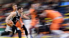 Jaromír Bohačík z Nymburka proti ústecké přesile míří na koš. Jaromír Bohačík z Nymburka proti ústecké přesile míří na koš.