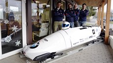 S FORMULÍ 1. Čeští bobisté (zleva Dominik Dvořák, Dominik Suchý, Jan Šindelář a... S FORMULÍ 1. Čeští bobisté (zleva Dominik Dvořák, Dominik Suchý, Jan Šindelář a...