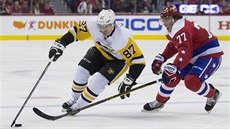 Sidney Crosby z Pittsburghu (vlevo) uniká s pukem v duelu proti Washingtonu. Sidney Crosby z Pittsburghu (vlevo) uniká s pukem v duelu proti Washingtonu.