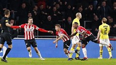 Český fotbalista Michal Sadílek (vlevo) z PSV Eindhoven slaví se spoluhráči... Český fotbalista Michal Sadílek (vlevo) z PSV Eindhoven slaví se spoluhráči...