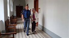 Odvolací senát Krajského soudu v Plzni snížil Zdeňce Hollé trest za zpronevěru.... Odvolací senát Krajského soudu v Plzni snížil Zdeňce Hollé trest za zpronevěru....