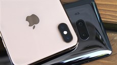 Apple iPhone XS Max a HTC U12+ Apple iPhone XS Max a HTC U12+