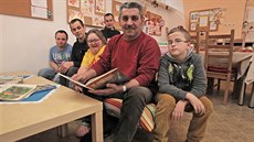 Jan Sitai a jeho přátelé ze Sdružení pro pomoc mentálně postiženým Jan Sitai a jeho přátelé ze Sdružení pro pomoc mentálně postiženým
