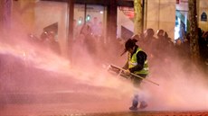 Policie ve Francii pouila proti demonstrantm z hnutí lutých vest vodní dla...
