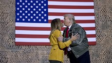 Donald Trump s manelkou Melanií na základn voják USA v Iráku pi jeho...