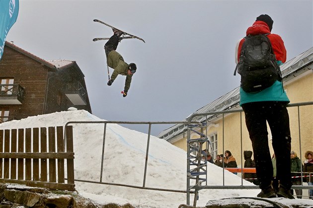 Horsefeathers Iron Jam 2017, závod snowboardist a lya na umle vybudované...