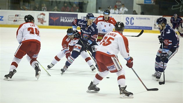 Momentka z extraligového duelu Olomouc (červenobílá) vs. Vítkovice Momentka z extraligového duelu Olomouc (červenobílá) vs. Vítkovice