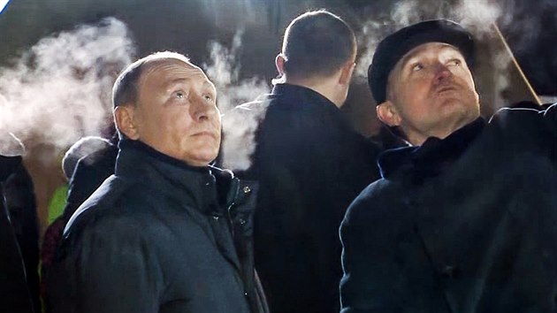 Domem v ruskm Magnitogorsku otsla exploze, pravdpodobn po niku plynu. Na msto netst dorazil tak rusk prezident Vladimir Putin. (vlevo, 31. prosince 2018)