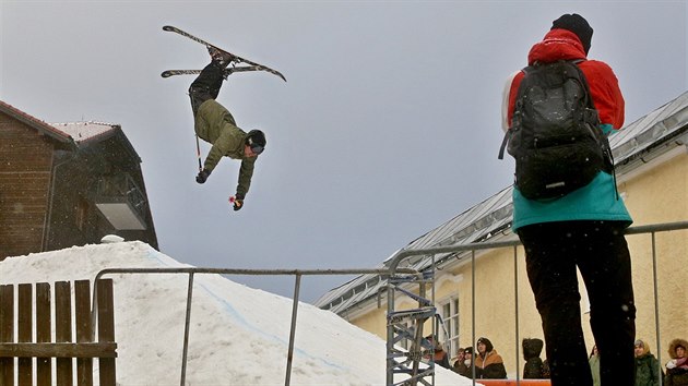 Horsefeathers Iron Jam 2017, zvod snowboardist a lya na umle vybudovan drze v centru elezn Rudy. Zvodnci divkm pedvedli skoky, akrobatick figury i skluzy po zbradl.