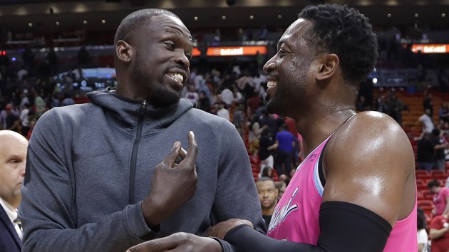 Luol Deng (vlevo) z Minnesoty a Dwyane Wade z Miami se bav o starch dobrch asech.