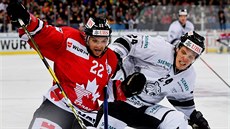 Zach Boychuk (vlevo) z Kanady a Marcus Weber, z Norimberku bojují v semifinále... Zach Boychuk (vlevo) z Kanady a Marcus Weber, z Norimberku bojují v semifinále...