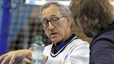 Americký trenér Doug Beal přednáší volejbalistům Ostravy. Americký trenér Doug Beal přednáší volejbalistům Ostravy.