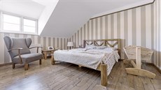 Postel, stolky i kolébka pocházejí z amatérské dílny majitele, křeslo je... Postel, stolky i kolébka pocházejí z amatérské dílny majitele, křeslo je...