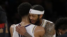 Brandon Ingram (vpravo) a Josh Hart se radují z výhry LA Lakers nad Sacramentem. Brandon Ingram (vpravo) a Josh Hart se radují z výhry LA Lakers nad Sacramentem.