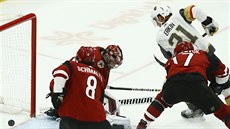 Cody Eakin z Vegas překonává Darcyho Kuempera v brance Arizony. Cody Eakin z Vegas překonává Darcyho Kuempera v brance Arizony.