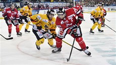 Konsta Mäkinen z KalPy Kuopio (vlevo) a Maxim Noreau z Kanady v souboji o puk... Konsta Mäkinen z KalPy Kuopio (vlevo) a Maxim Noreau z Kanady v souboji o puk...