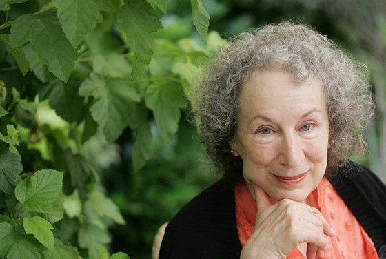 Román Margaret Atwoodové dává políek konvencím brakové literatury.
