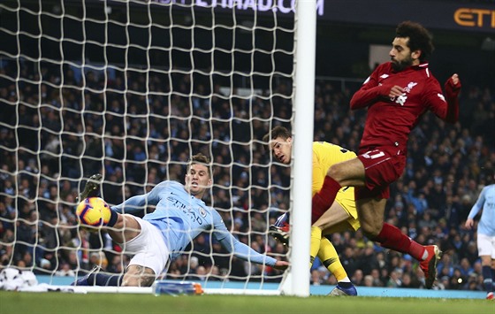 NO GOAL! Obránce Manchesteru City John Stones odkopává mí ped dobíhajícím...