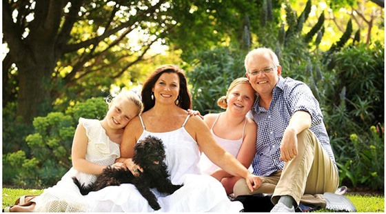 Australský premiér Scott Morrison se svou rodinou pózuje na oficiální...