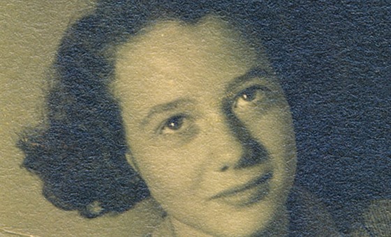 Dita Krausová na fotce z roku 1942, ve kterém byla deportována do Terezína