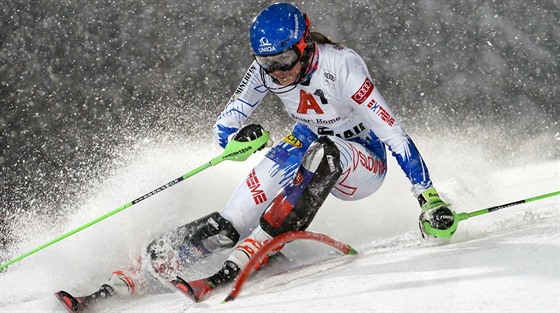 Slovenská lyaka Petra Vlhová ve slalomu ve Flachau.