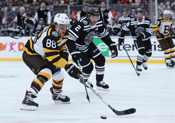 Bostonský David Pastrák proniká obranou Chicaga bhem utkání NHL Winter...