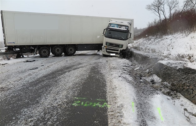 Nehoda kamionu zavela na nkolik hodin hlavní tah mezi Luhaovicemi a Uherským...